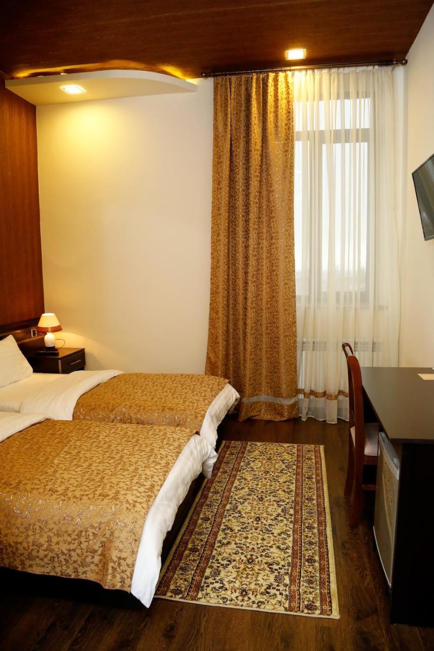 Tomu'S Hotel Gjoumri Kültér fotó