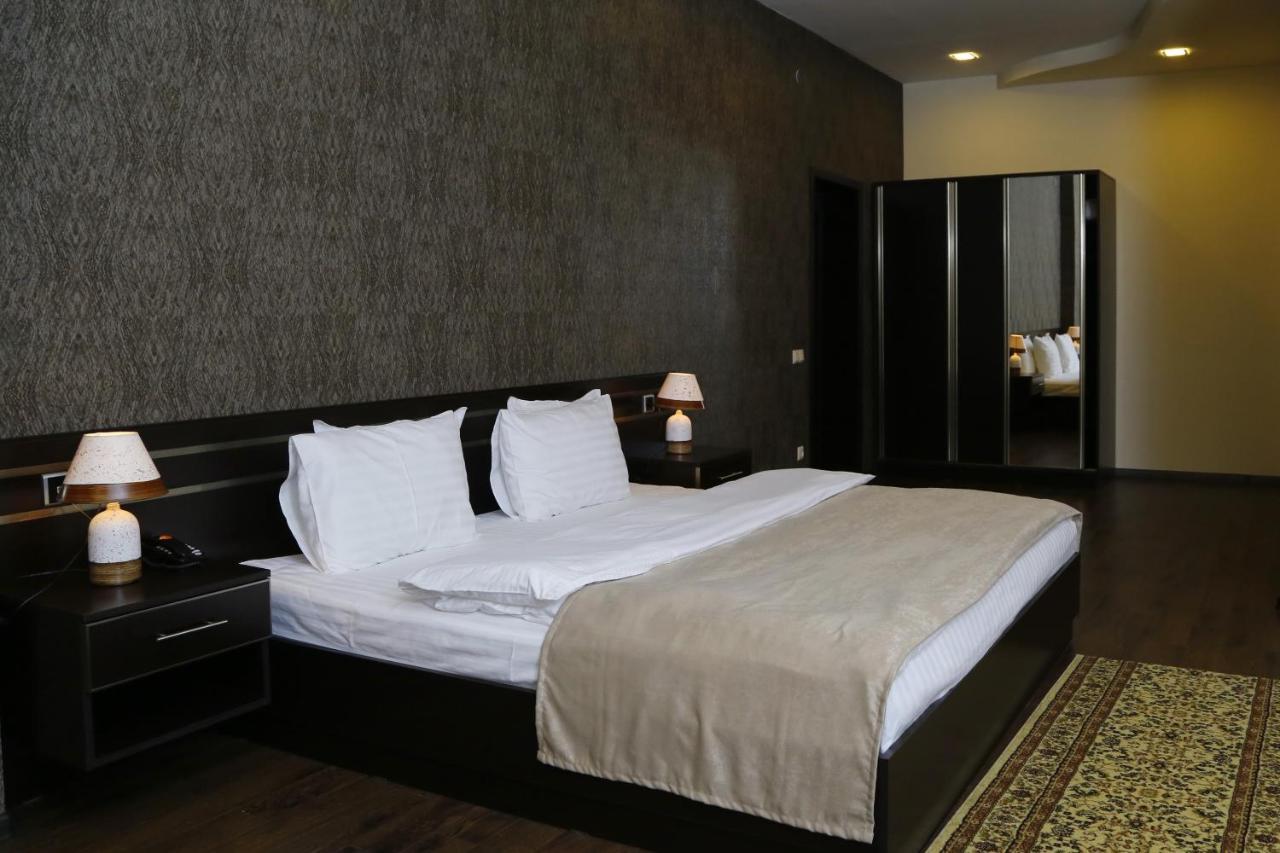 Tomu'S Hotel Gjoumri Kültér fotó