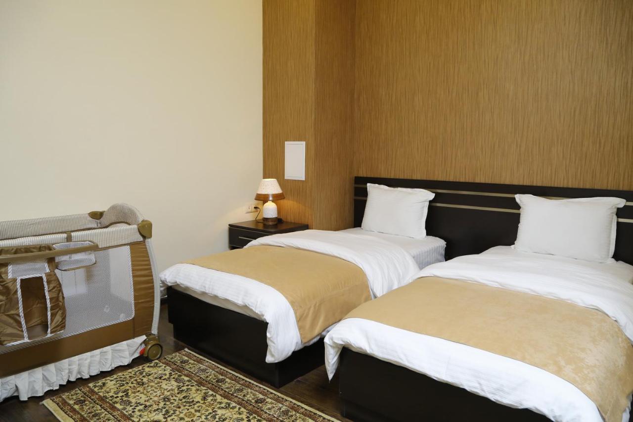 Tomu'S Hotel Gjoumri Kültér fotó