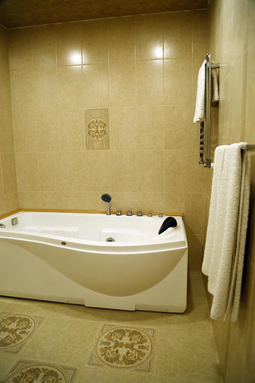 Tomu'S Hotel Gjoumri Kültér fotó